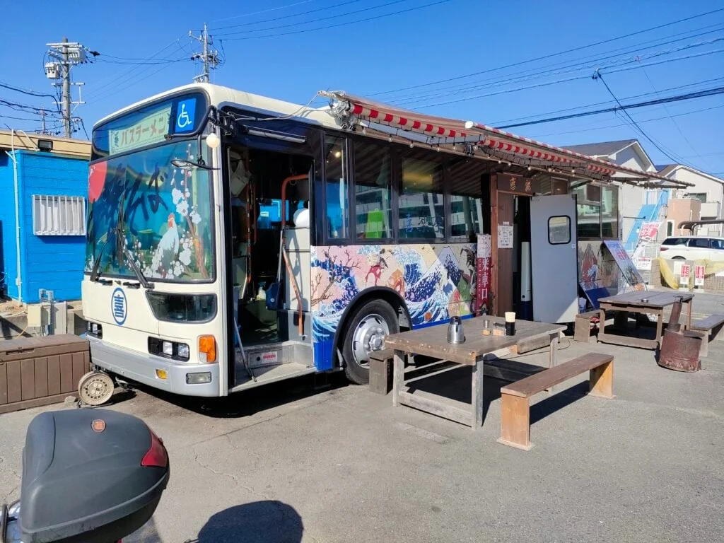 青空の下にある台湾バスラーメン 喜楽亭のバス型店舗外観