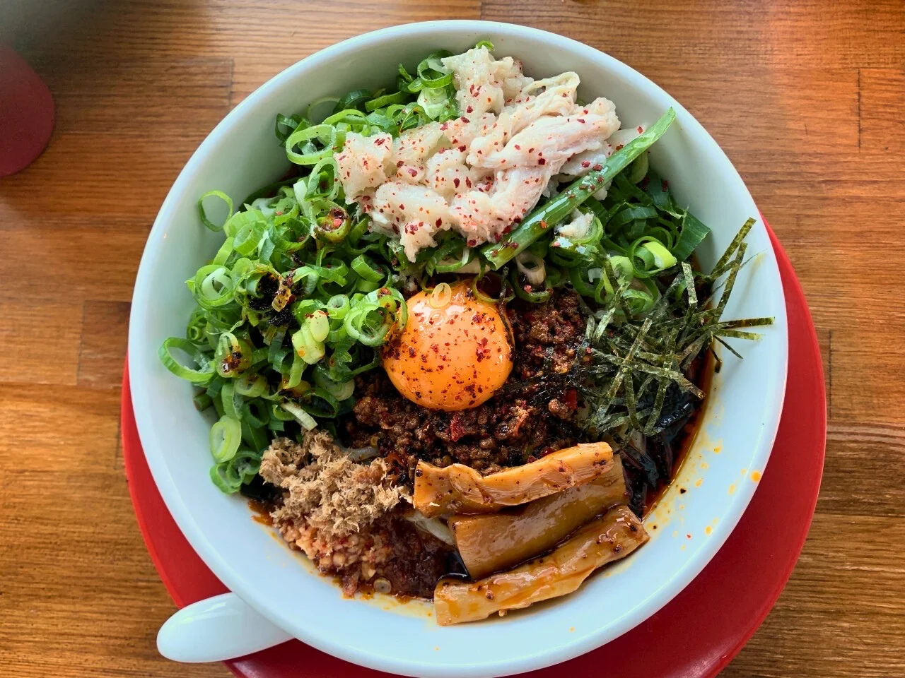 具材をたっぷりのせた喜楽亭のラーメン