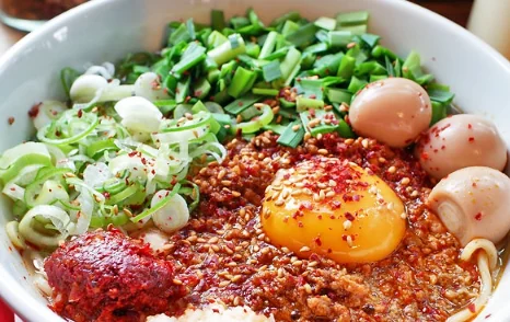 辛味と卵黄が印象的なラーメンの実写真